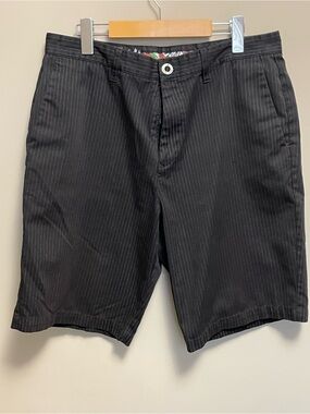 Volcom Black & Grey Pinstripe Flat Front Shorts Men’s Size 33